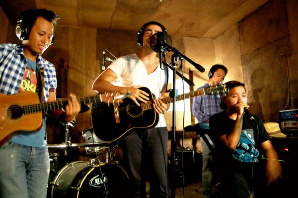 BrianSacro's tweet photo. Last Monday's Session with Joe at Kalye Musika Recording Studio. http://t.co/bzNikatLQS