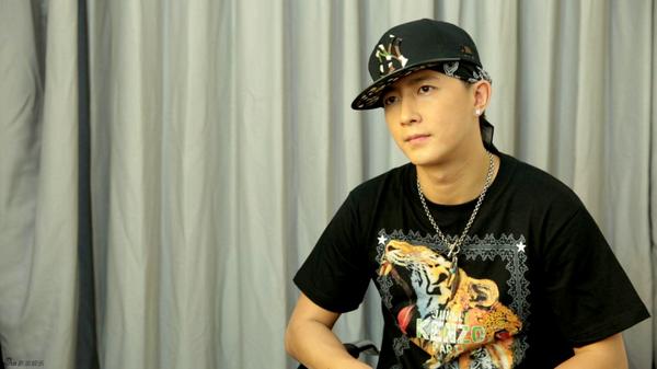 geng_bao's tweet photo. Behind the scenes photos of Han Geng recording the TMNT theme song (Chinese vers.) | cr: sina http://t.co/y4MGagDapK