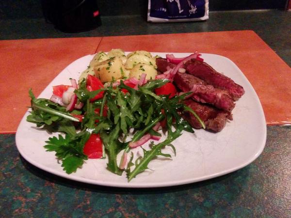 mtyp's tweet image. 1st @getbeef tea. Rump, new pots and rocket salad.