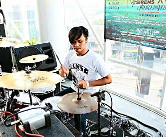 Ulfa aKa Paul "Drummer of <a href="/HFPbdg/">HYSTERIS FOR PATTIES</a> " wearing UNCUT PRIDE on Macbeth stage ^-^