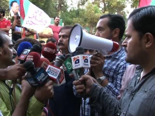 Shariqa_Faisal's tweet photo. RT @SAMAATV: #MQM begins sit-ins at nine areas of Karachi... http://t.co/E00gjGKBVX http://t.co/dIwKsYu8Qu