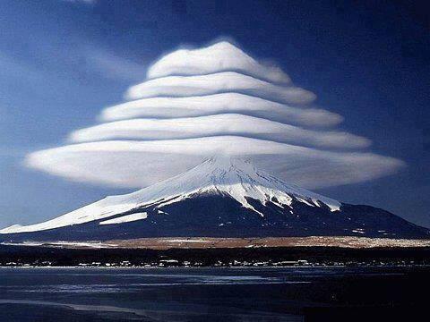 富士山 レンズ雲 風景写真 高原地帯を流れる霧雲から姿を見せる夏富士の風景です！  #富士山