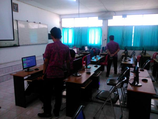 Panitia sedang mempersiapkan komputer untuk lomba.