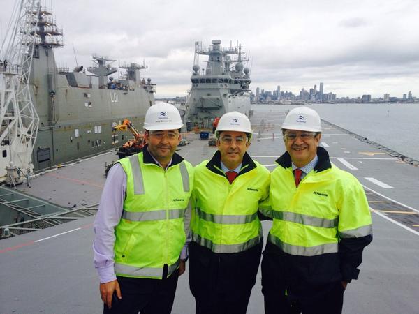 Country manager F. Barón e ingeniero de <a href="/navantia/">Navantia</a> con Consul Gafo a bordo del HMAS Canberra en astilleros BAE