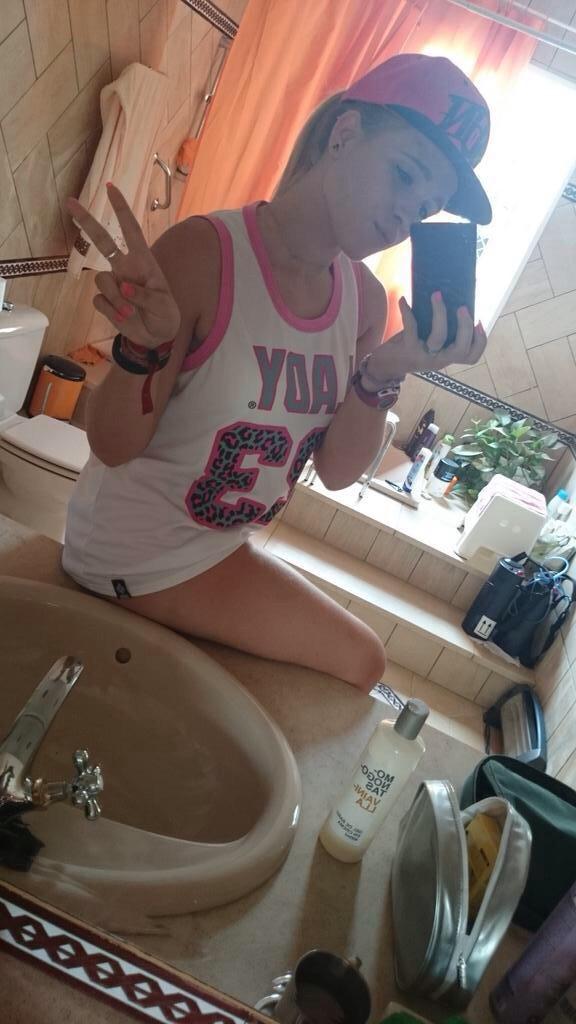 SexyChonis's tweet photo. A medio día... UNAS PAJILLAS. #ChonisSexys #Españolas #Pibones http://t.co/OW3Um48GsE