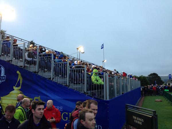 Golfredaktionen's tweet photo. Det här, vänner, är Ryder Cup! Rangeläktaren strax före 8 lokal tid. Fullsmetad! Inte en spelare i sikte. Underbart. http://t.co/N0vvYjkART