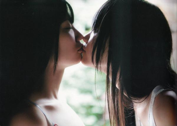 Japan kiss girls