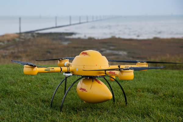 xataka's tweet photo. El drone repartidor de DHL "llamará" a la puerta de sus primeros clientes este viernes http://t.co/HaOK5XR8Cq http://t.co/lKbuM6iDYb