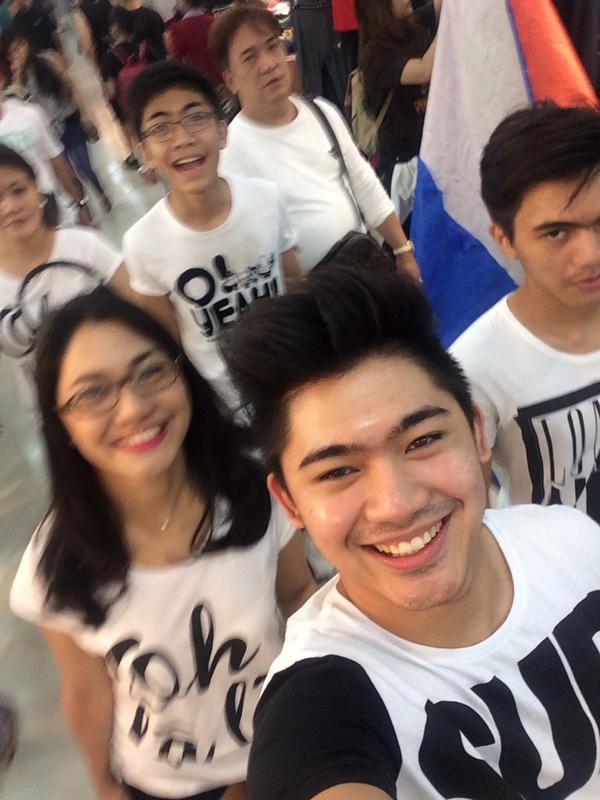 MiccoloSolis's tweet photo. Black and White kind of day with #TeamSolis @Anthoninesolis @ASTHNSLS @MiyakeSoliss @iamdadadoo #inangmaria ❤️😎 http://t.co/YEMWfPdmZe