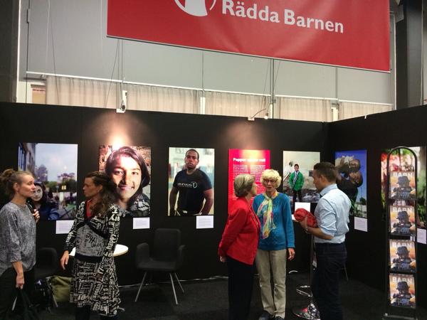 raddabarnen's tweet photo. Nu är #Bokmässan igång. Välkommen till vår monter på Internationella torget, där vi pratar #faderskap http://t.co/pZIj6AYMYP