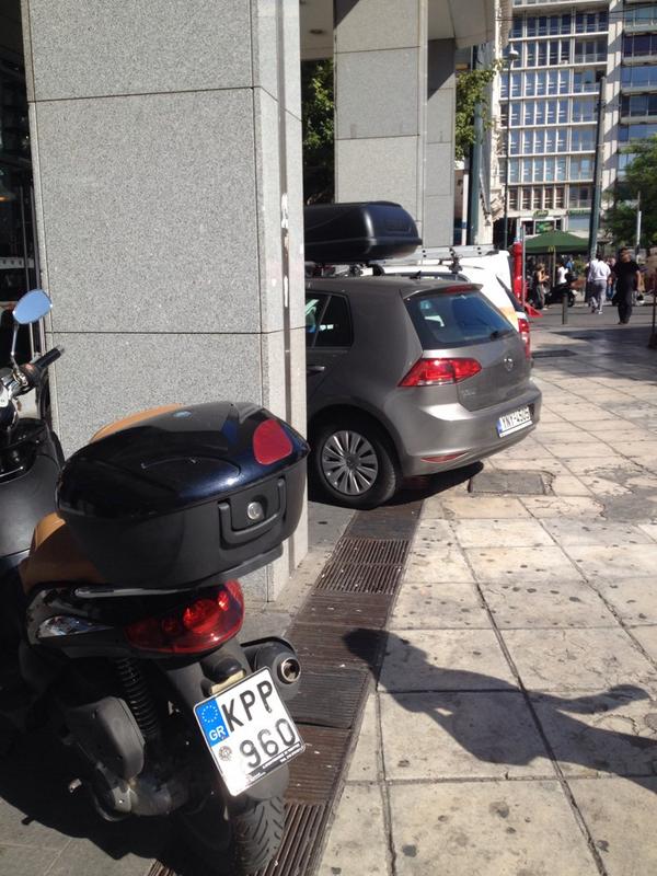 Στην πλατεία Συντάγματος βασιλεύει η παρανομία. Τι θα γινόταν αν παρκάρετε και εσείς έτσι;