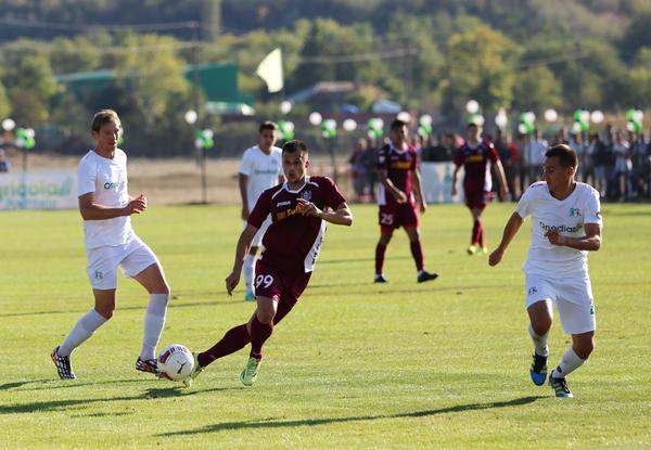 Ivanovski battles for the ball Ivanovski battles for the ball