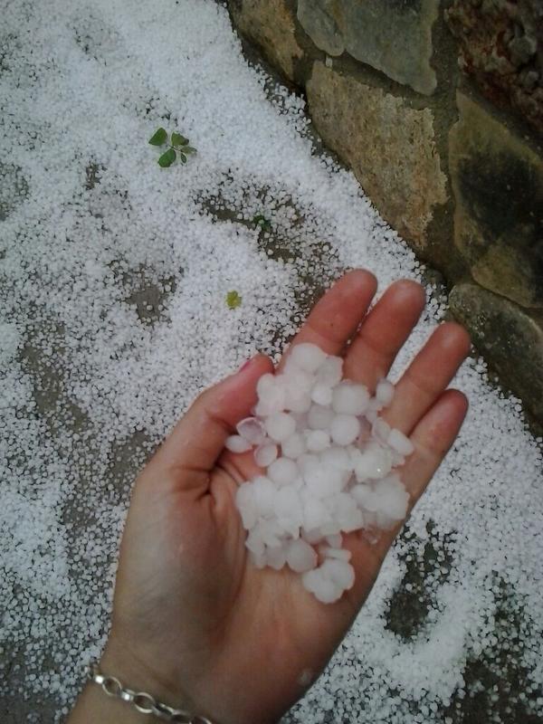 LevanteCostera's tweet photo. Una virulenta tormenta de granizo sacude Chella y deja las calles teñidas de blanco http://t.co/XnCAjSwU48 http://t.co/LQk5vDn14O
