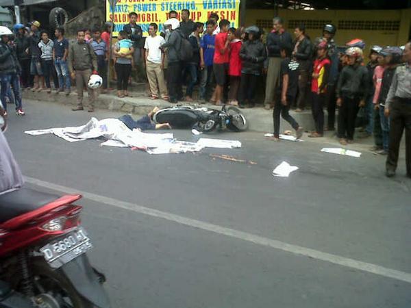 infokabbandung's tweet photo. Terjadi kecelakaan di cilampeni, korban meninggal di tempat dengan plat nomor motor D 2829 VP via @mediakomunitas http://t.co/LprCC6vfKa