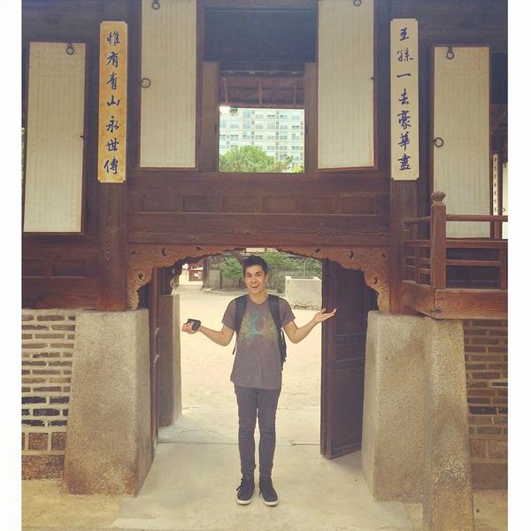 SamuelTsui's tweet photo. A doorway just my size at the Unhyeongung Palace in Seoul - come to fanfest tomorrow night!! http://t.co/CztkW84Cmt http://t.co/cSmpGDJePd