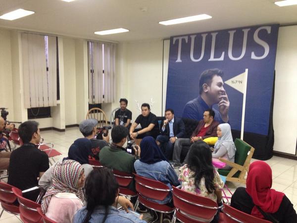 Suasana temu teman-teman media di #KonserGajahTULUS . :)
