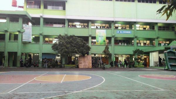 GhoraL's tweet photo. Sore di kampus @UNLA Semangat ! http://t.co/JZ4uEnewKN