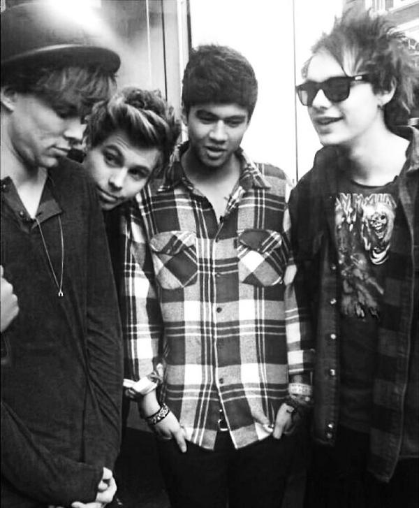 mccannmuke's tweet photo. RT THIS BECAUSE THEY DESERVE TO BE ON EVERYONE'S TL 

#EMABiggestFans5SOS http://t.co/PtEuYJqXJE