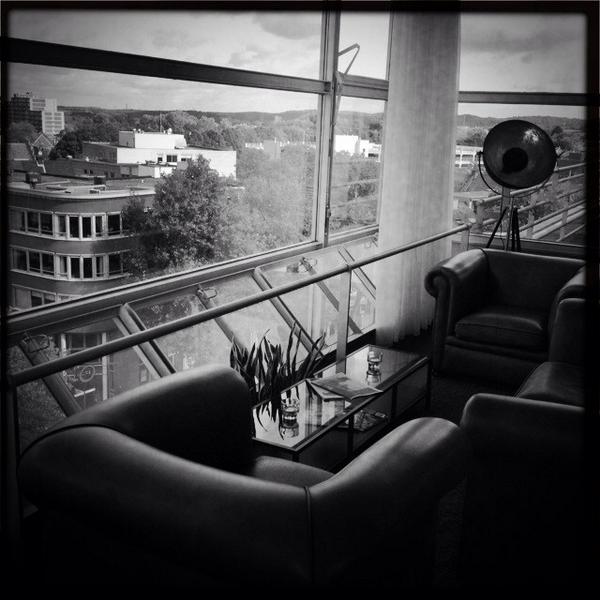 Klikvoorhulp's tweet photo. Zodadelijk ff bijpraten met @ParentInternet, zwevend boven Heerlen 😊 http://t.co/qYJTQwjn23
