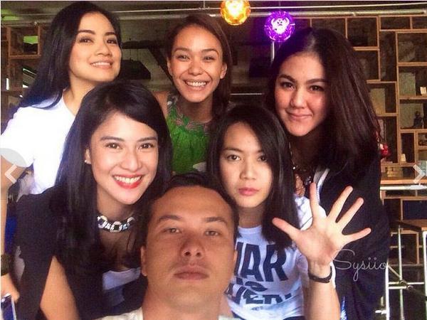 Foto-foto reuni para pemeran 'Ada Apa Dengan Cinta' membangkitkan kenangan lama bit.ly/1oiIQre