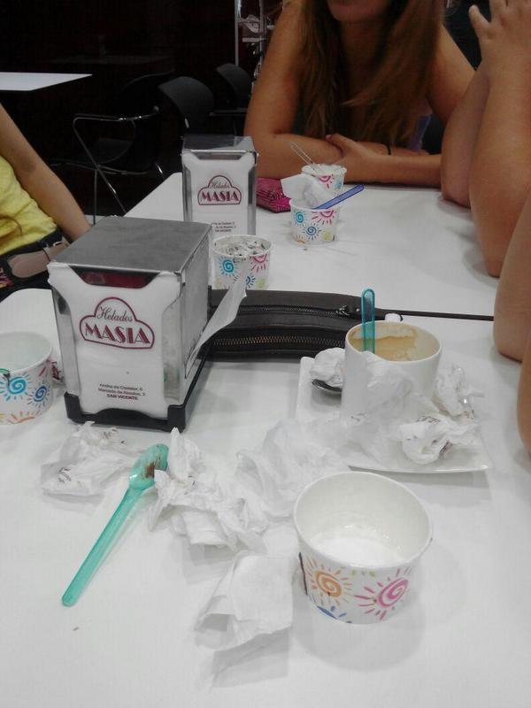 Piruletix's tweet photo. Heladito con las enfermeruchas!!! @93Soniagm @Mireiagil93 @IsabelGares @AnnetaaNose @lauraguilln2 http://t.co/RqTIw6yORF