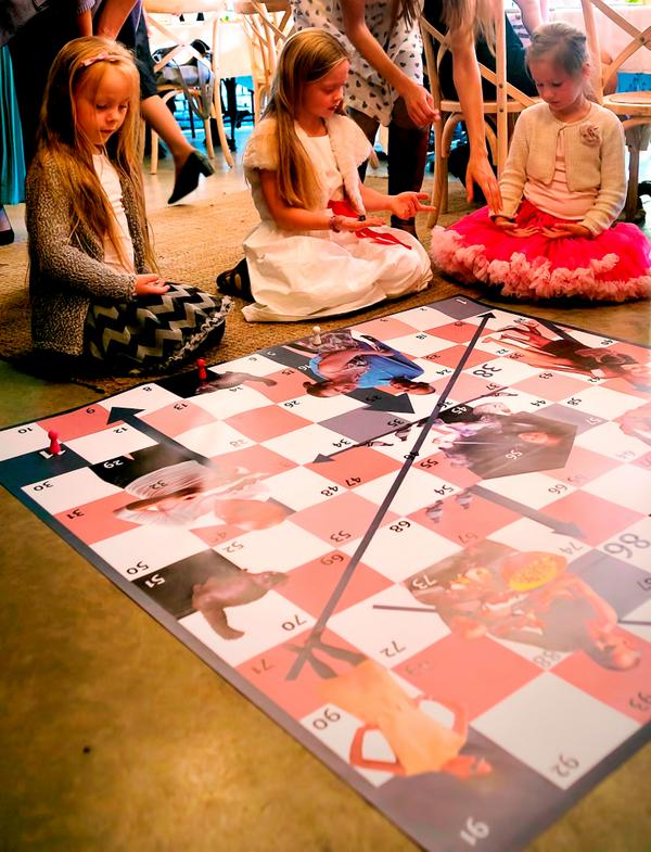 Iemūžinājām kāda apburoša jaunā pāra dzīves kopīgos mirkļus spēlē. Būs ko spēlēt ar draugiem, bērniem un mazbērniem;)