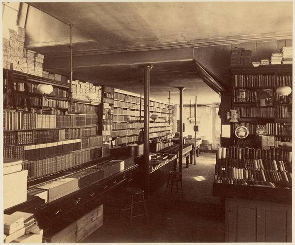 Lit_Books's tweet image. Old Corner Bookstore, Boston | Oldest Book Store in America*

Hawthorne, Thoreau &amp;amp; Emerson were published here*

·