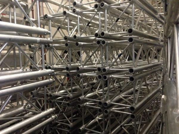 TheaterDeStorm's tweet image. De eerste vrachtwagen met materiaal is gearriveerd, de opbouw van de #o2w bedrijvenbeurs is begonnen!