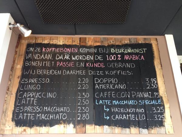 Het krijtbord boven de bar is klaar! Nu ff een lekker bakkie #Beukenhorst koffie! <a href="/koffiediesmaakt/">Beukenhorst</a> <a href="/KoffieUtrecht/">Beukenhorst Koffie</a>