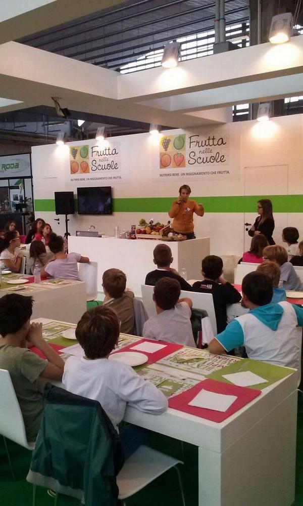 MySmartFood's tweet photo. Apprezziamo molto il progetto "Frutta nelle scuole". Educare i più piccoli ad uno stile di vita sano è un dovere. http://t.co/w9JuFZn56C