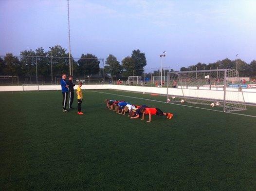 KVVLosser's tweet photo. Er is weer hard getraind! Oa door E1 dat zaterdag de Achterhoekse grootmacht Longa'30 E1 ontvangt, aanv 09:30u. http://t.co/TbXoXSiJTI