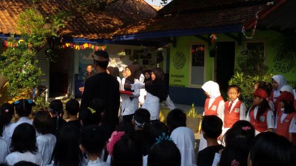 Upacara HUT Kota Bandung204. Ptgsnya bp ibu guru hehe <a href="/SDNCipadung03/">SD Negeri Cipadung 3</a>