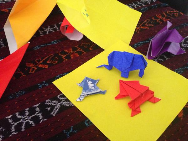 springnesy's tweet photo. Paper origami, permintaan dari Darrell. Jumping frog and elephant http://t.co/nyuyE61Abp