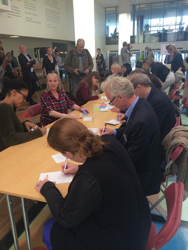 OBAmsterdam's tweet image. Aftrap van de #weektegendeeenzaamheid bij de #OBA. Schrijf ook een #lieveamsterdammer kaart!