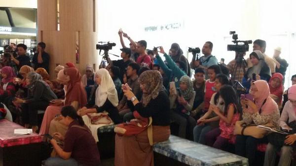 raziqaskari's tweet photo. Bondan prakoso pun menyiapkan beberapa gaya utk turut berbagi thdp sodara2 di palestine. Its awesome #5choolForGaza http://t.co/NXsQKLRV2E