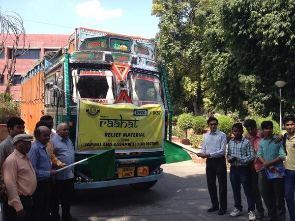apradhan1968's tweet photo. DG of IIMC #SunitTandon flagged off relief truck organised by @IIMCAA & #IFFCO to #J&K
Great initiative #IIMCA http://t.co/371nwLpM7U