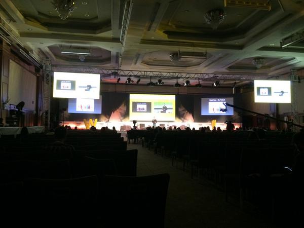 UmitOncel's tweet photo. Square'in kurucularından Jim McKelvey ( @2000F ) #webrazzi14 'ün en iyi sunumlarından birini yapıyor... http://t.co/Qx73Li4l0x