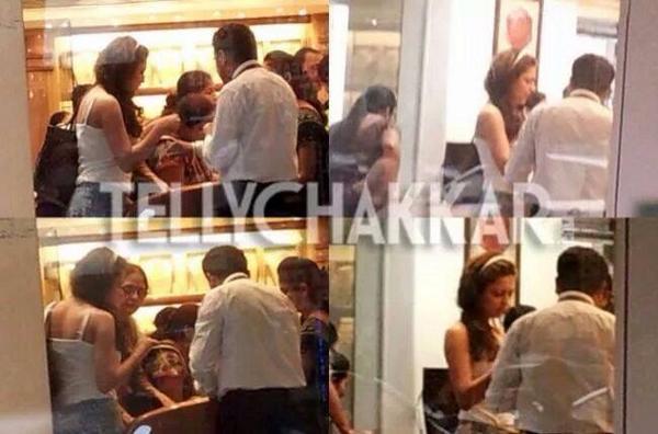 New pic: Drashti Dhami <a href="/drashti10/">Drashti Dhami</a> with her mother at a jewellery shop !!