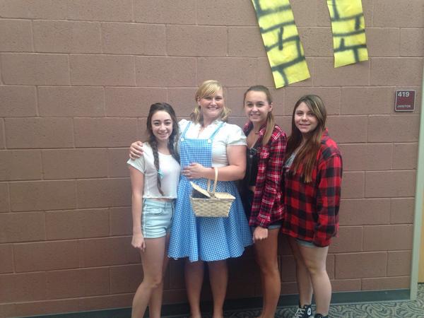 gianna_rose3's tweet photo. scarecrows and dorothysπ #bchsspiritweek #BCSpiritWeek http://t.co/1b5jIxaNqK