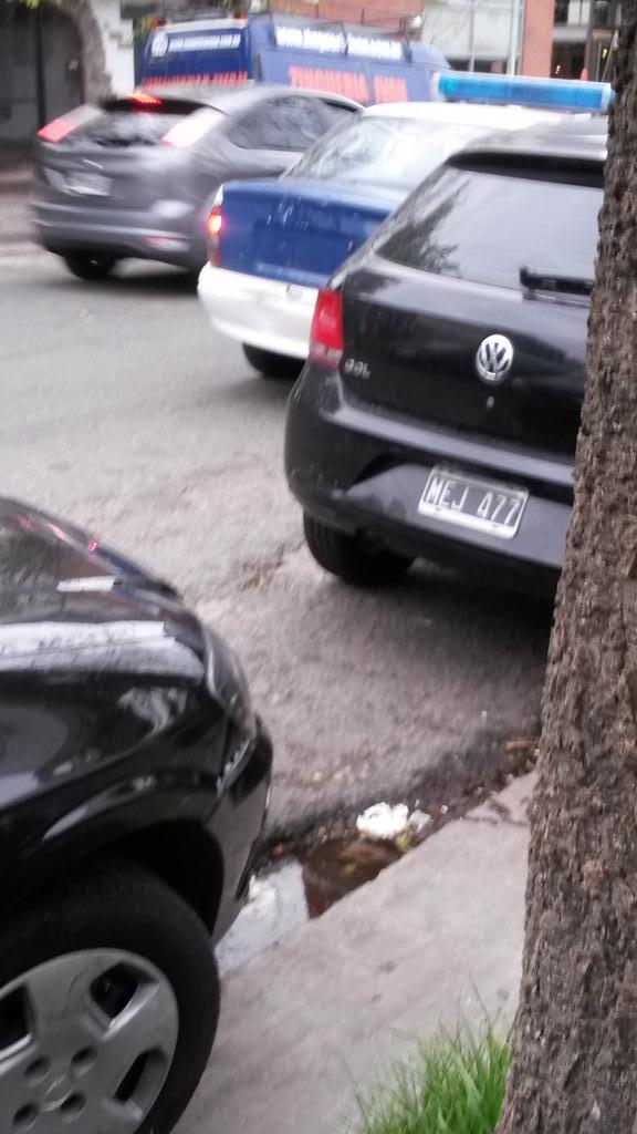 melinaassisi's tweet photo. Me parece que al patrullero se le.olvido la patente... @GustavoPulti http://t.co/rPXBYka1kG
