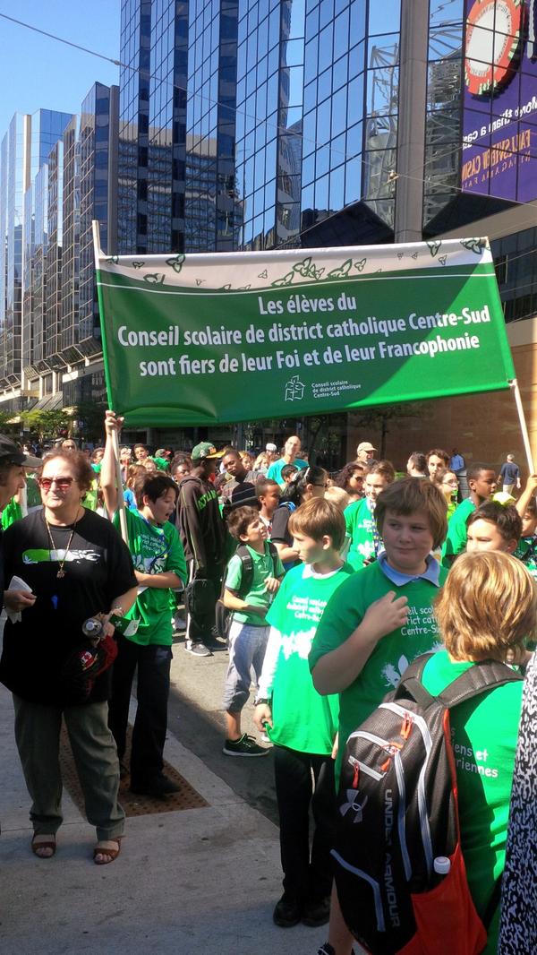 cscmonavenir's tweet photo. Les élèves du @CSDCCS - Fiers d'être Franco-Ontariens en plein coeur de la ville de Toronto! #JFOTO 2014 http://t.co/3D1tIryDKt
