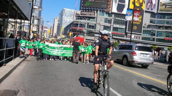 cscmonavenir's tweet photo. Les élèves du @CSDCCS - Fiers d'être Franco-Ontariens en plein coeur de la ville de Toronto! #JFOTO 2014 http://t.co/3D1tIryDKt