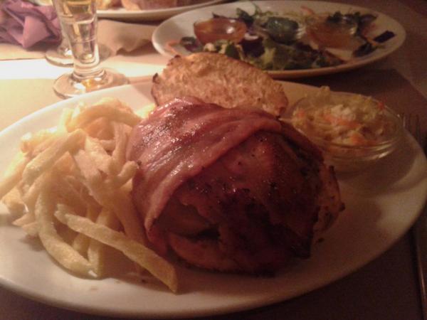 thehamburgerday's tweet photo. Buenisima noche la de @HomeBurgerBar hoy! Todo en su punto!pronto crónica en la web! #loveburgers #ganasdemasjueves http://t.co/To7QaAC4h5