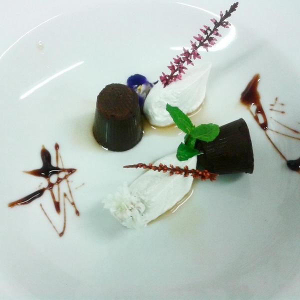 CarloLRGourmet's tweet photo. "Cioccolatini all'amaretto di Saronno e pepe di Sichuan" http://t.co/avT1rbUfNp
