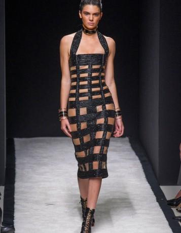 ELLErssfr's tweet photo. #PFW Le clan West/Kardashian n'a pas perdu une seconde du défilé @Balmain. A votre tour : http://t.co/foOK3k0gG1 http://t.co/5wRF66WOHs