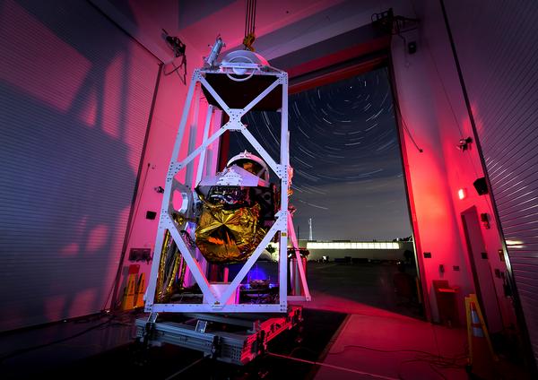 NASA's tweet image. Science instruments were launched on a balloon today to hunt for comets in a sea of stars: facebook.com/NASAGlenn/post… 