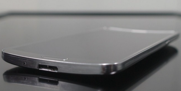 Вам больше не придётся гнуть телефон. Наш Galaxy Round уже погнут специально для вас. Спасибо, Galaxy!