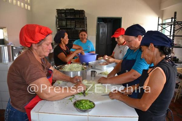 #Foto10 Inauguración de la E.B. Cipriano Castro en Libertador con <a href="/HumbertGonzale1/">Humberto González</a> <a href="/Analealzona/">Ana Leal Cárdenas</a> y <a href="/VielmaEsTachira/">JGVM</a>