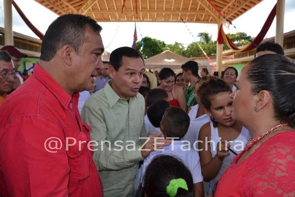 #Foto12 Inauguración de la E.B. Cipriano Castro en Libertador con <a href="/HumbertGonzale1/">Humberto González</a> <a href="/Analealzona/">Ana Leal Cárdenas</a> y <a href="/VielmaEsTachira/">JGVM</a>