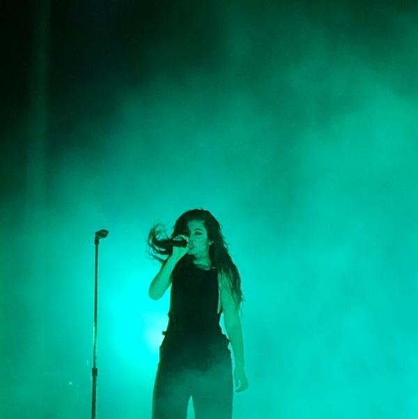 ang_eee_la's tweet photo. EPIC show last night in #CLE by the incredibly talented, insanely beautiful creature #LORDE 🙌 http://t.co/pn71axw1OI